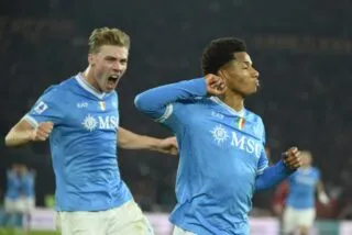 Naples surprend Rome et titille l'AC Milan en tête du classement