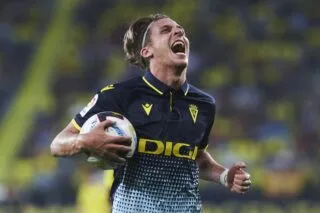 En Espagne, il provoque l’expulsion d’un joueur en... lui donnant un baiser