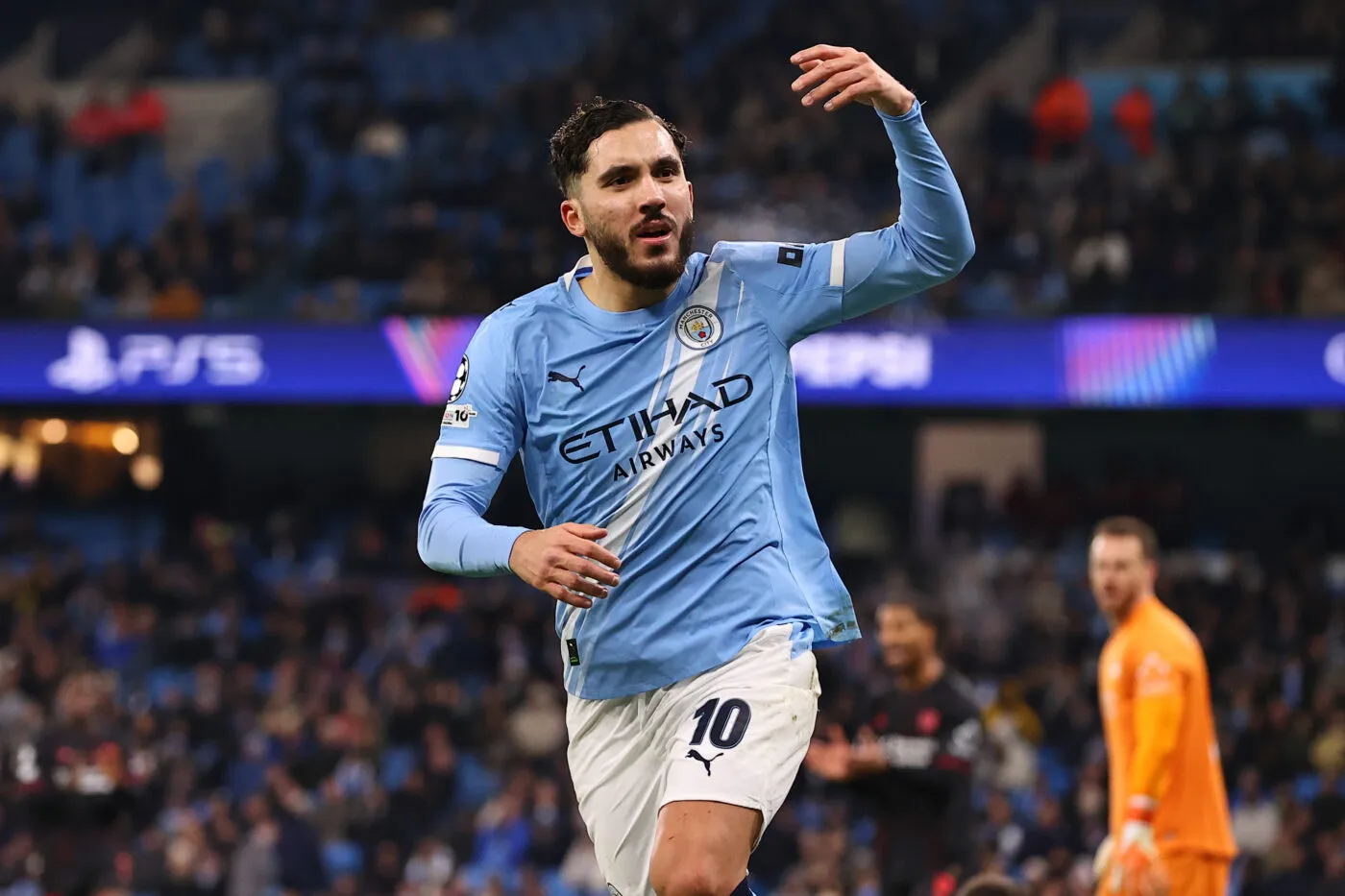 Manchester City se rapproche d'Arsenal avec un geste fabuleux de Rayan Cherki