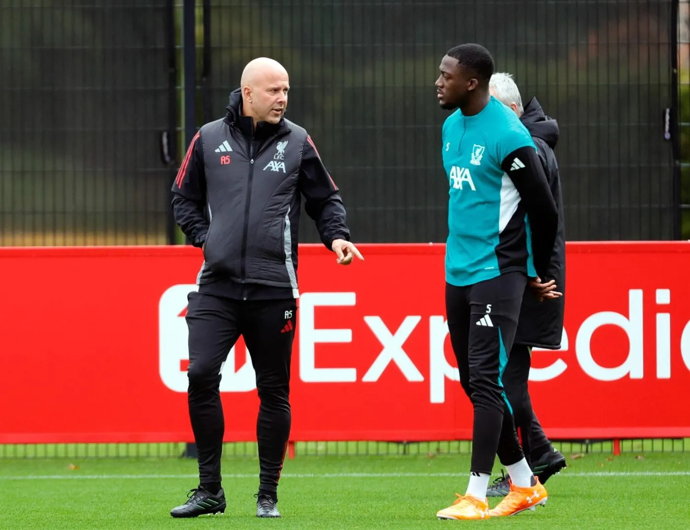 Arne Slot câline Ibrahima Konaté après l’avoir taillé