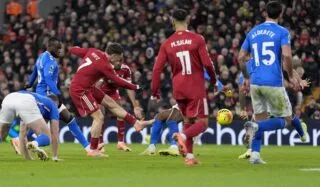 Le leader Arsenal fait le job, Liverpool évite le pire et Chelsea chute de haut
