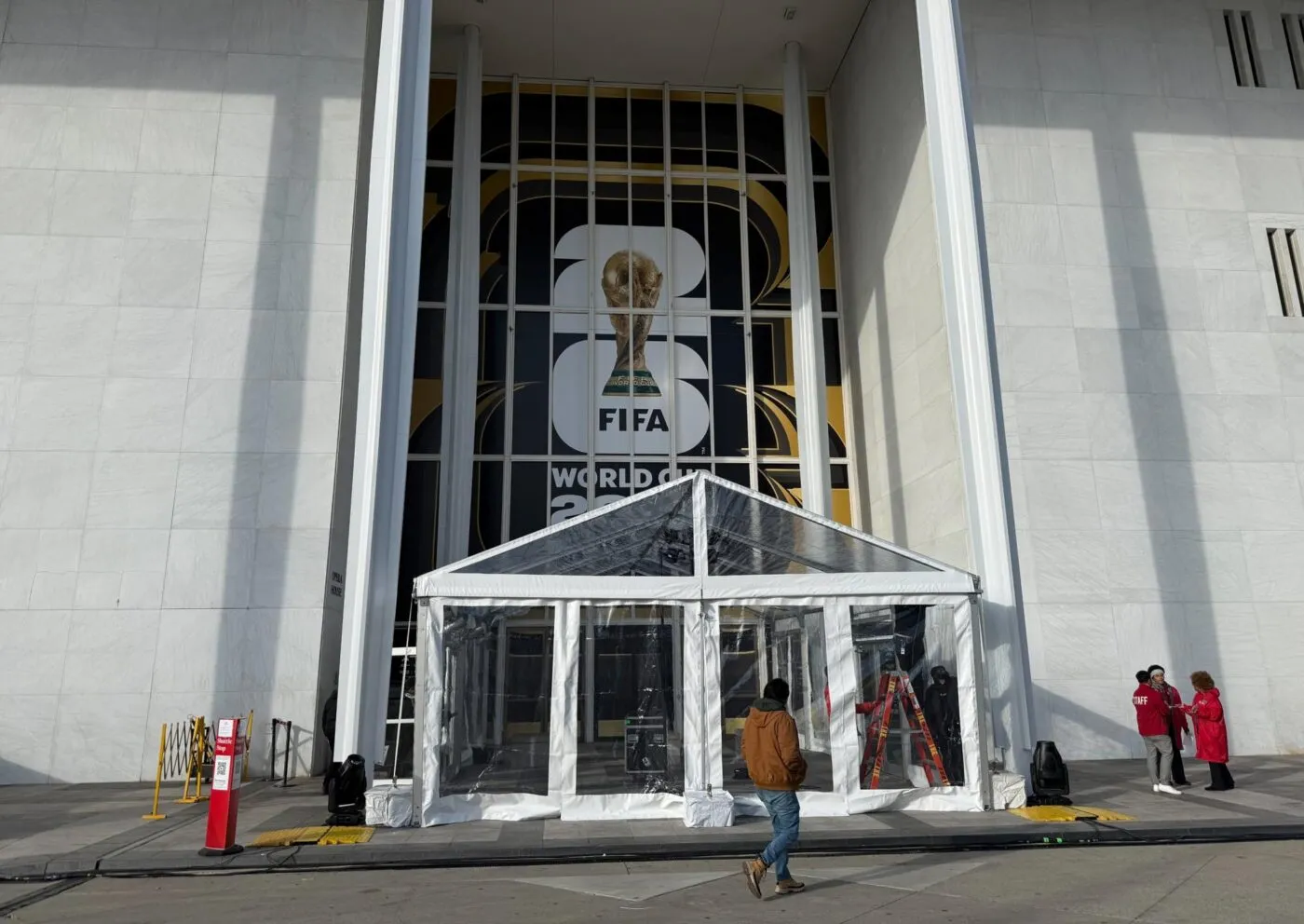Avant le tirage au sort du Mondial, d’interminables files d’attente à l’entrée