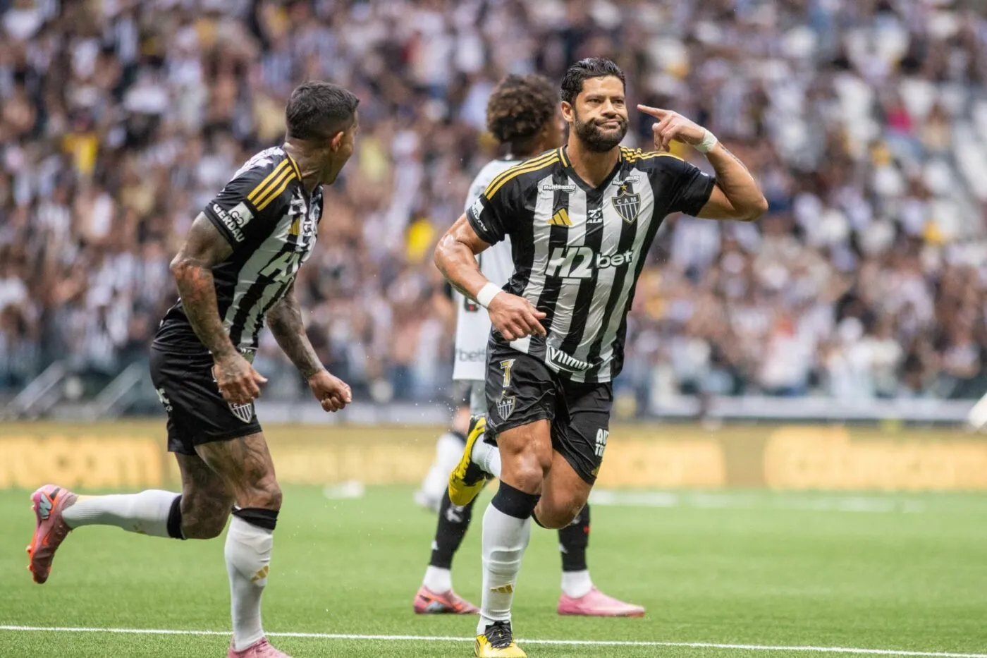 À 39 ans, Hulk fait encore sa spéciale sur coup franc