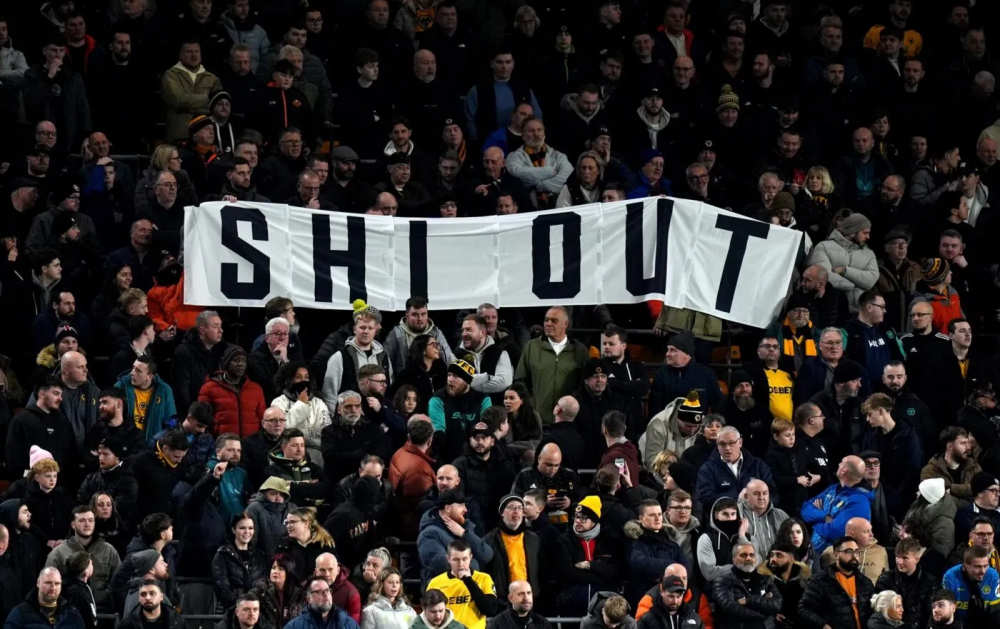 Wolves Foot Le président des Wolves se fait remonter les bretelles par ses ...