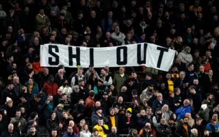 Le président des Wolves se fait remonter les bretelles par ses supporters