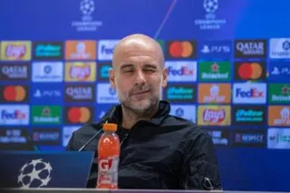 Pep Guardiola explique à Xabi Alonso comment uriner
