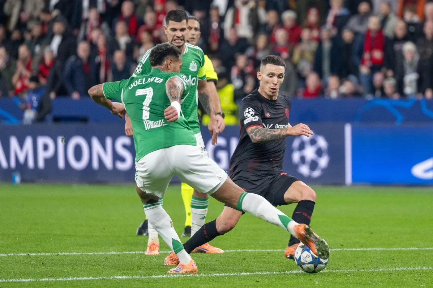 Le Bayer et Newcastle se bagarrent sans vainqueur, Benfica mate Naples