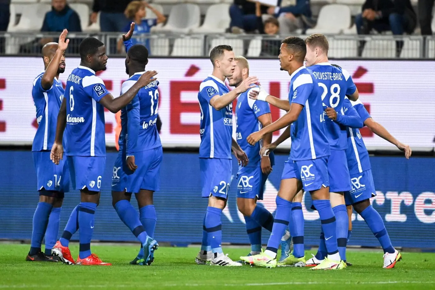 Grenoble enfonce Nancy, Le Mans se replace, Bastia-Red Star interrompu