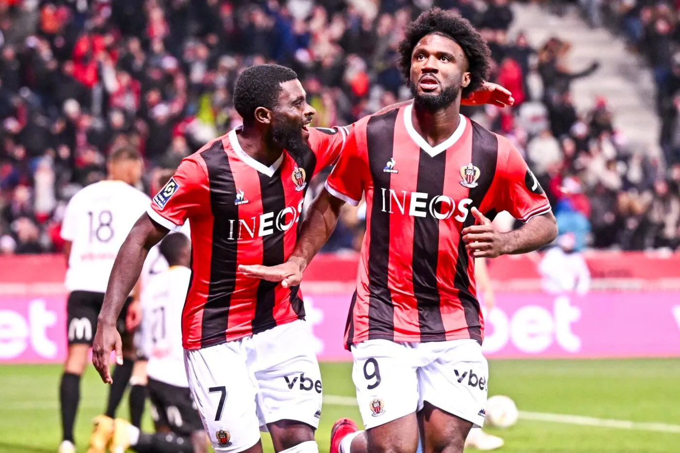 Nice : la baie des Anges face à ses démons