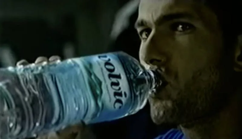 Zidane, d'abord la jambe gauche, Volvic (2000)