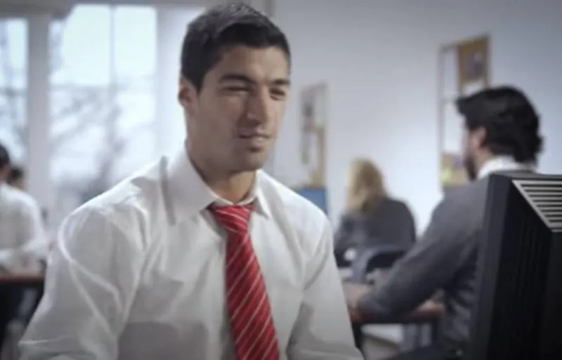 Luis Suárez en costard-cravate, Abitab (2013)