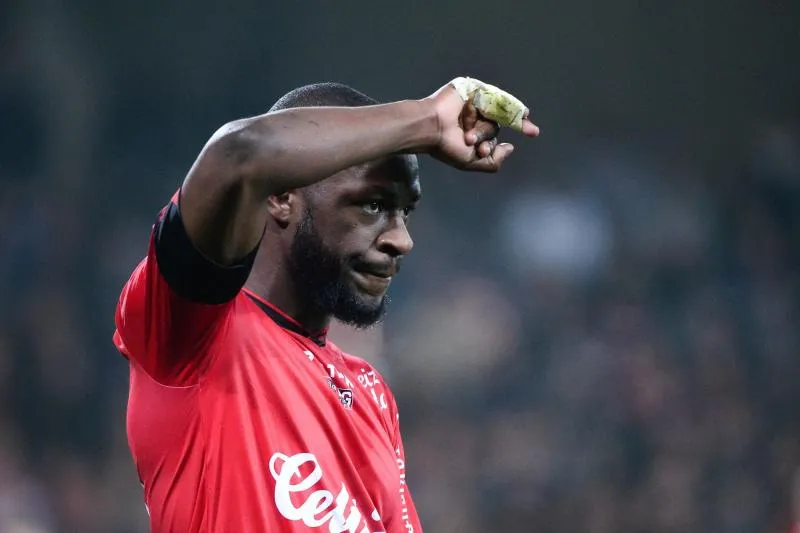 Yannis Salibur à Hull City et Saint-Étienne