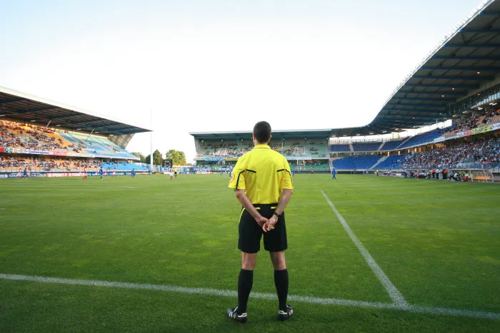Les arbitres de surface sur le banc des accusés