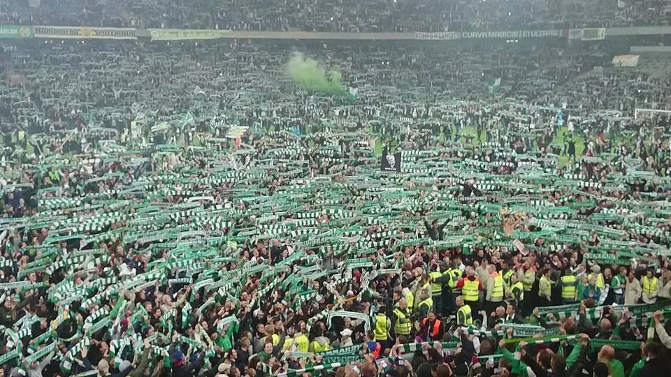 Les fans d’Hammarby chantent après leur arrestation