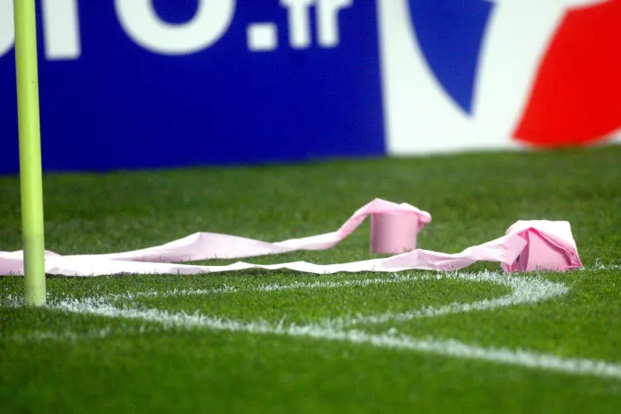 Un fan de Go Ahead Eagles fait ses besoins sur la pelouse