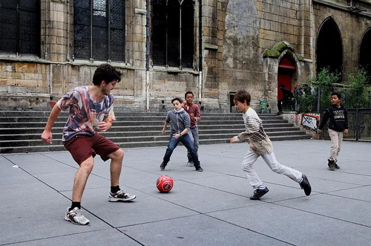 Tu sais que tu as joué au foot dans la rue quand…