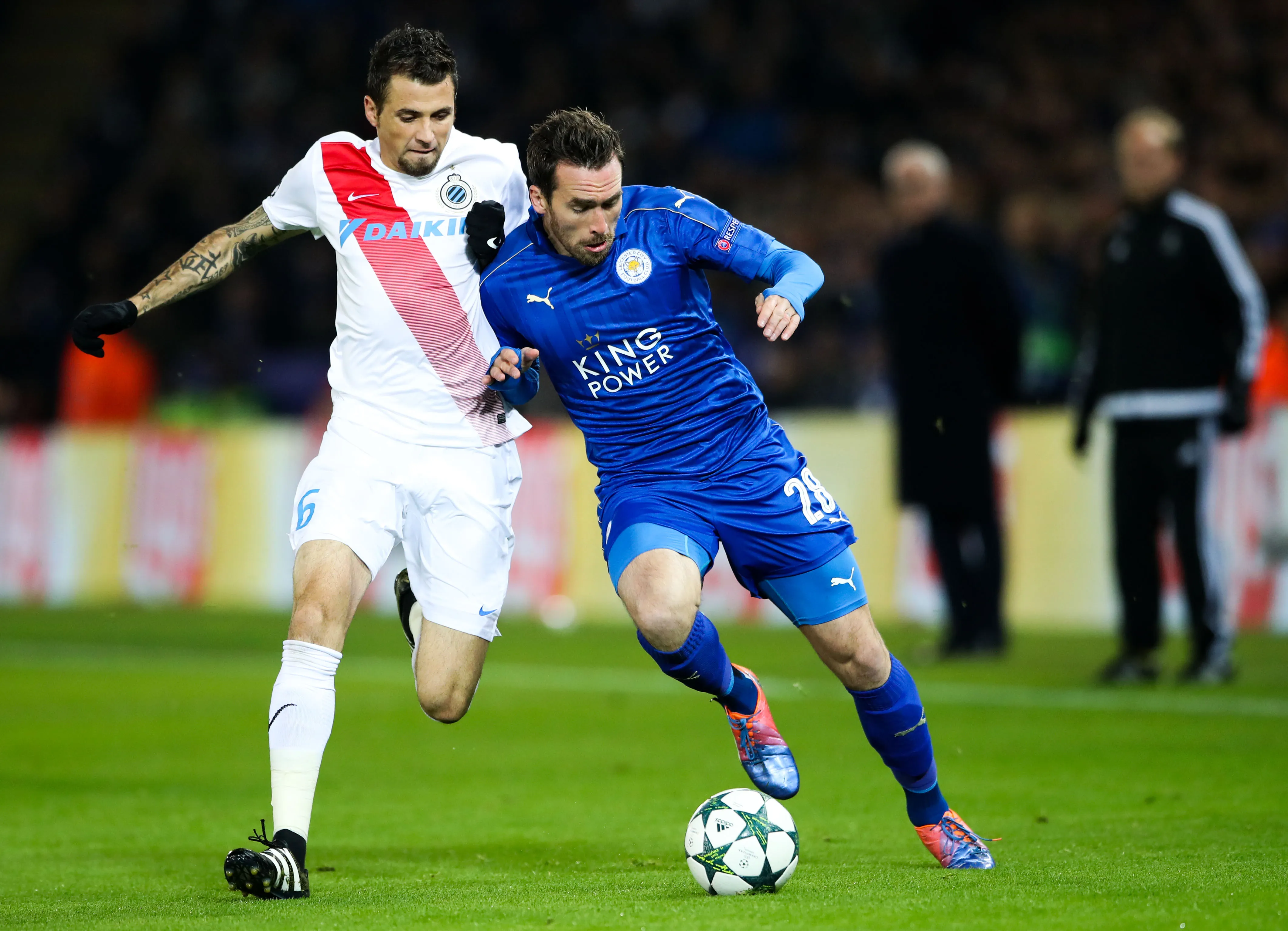 Fuchs teste ses protège-tibias en roulant dessus