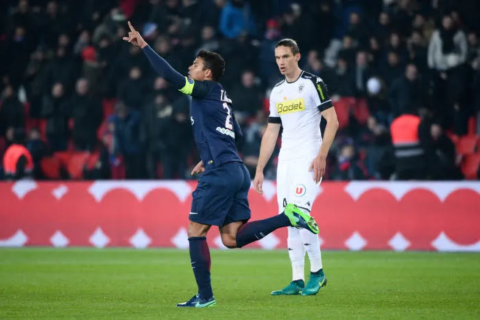 Paris avance les mains dans les poches