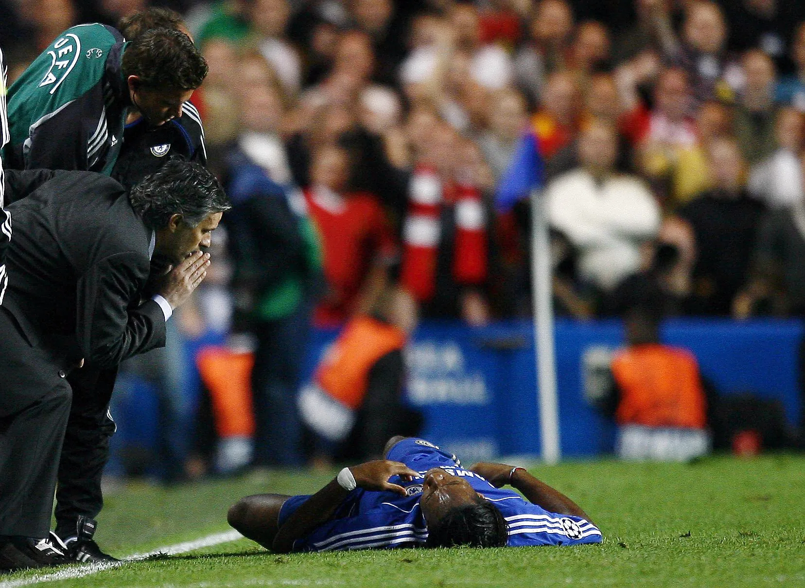 Drogba, les bras de José