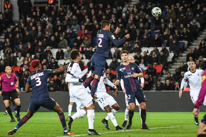 Thiago Silva envoie Paris en demie