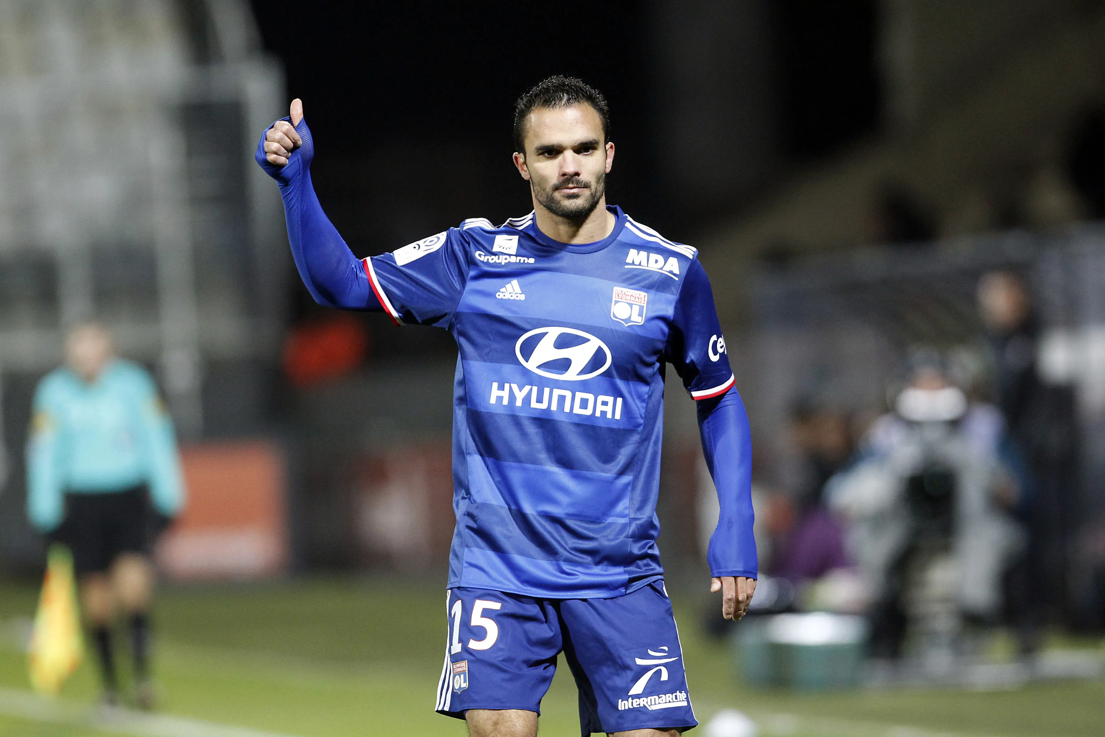 Gonalons vole au soutien de Morel