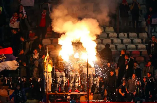 L&rsquo;armée serbe laisse des hooligans s&rsquo;entraîner au tir