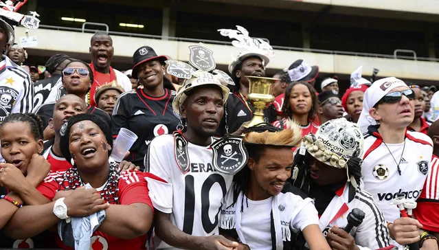 Les supporters des Orlando Pirates envahissent la pelouse