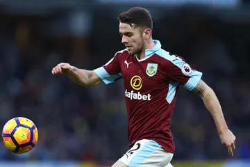 Robbie Brady nettoie les filets de Courtois