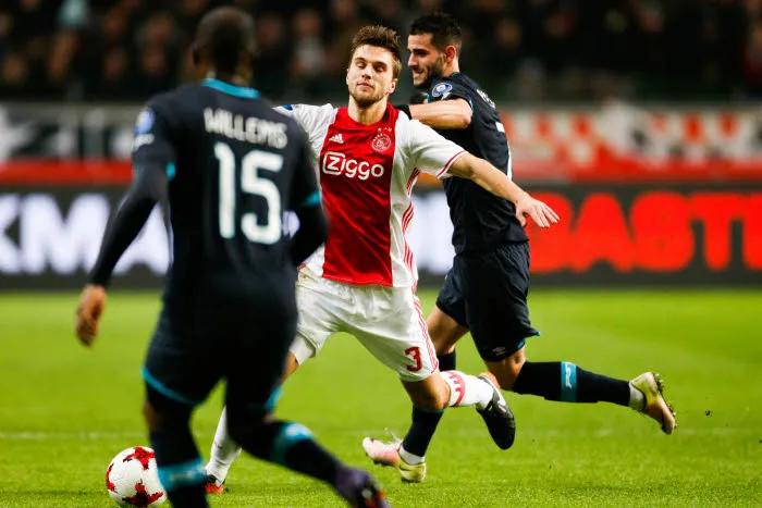 Quand un joueur de l'Ajax utilise une blessure pour dribbler son adversaire