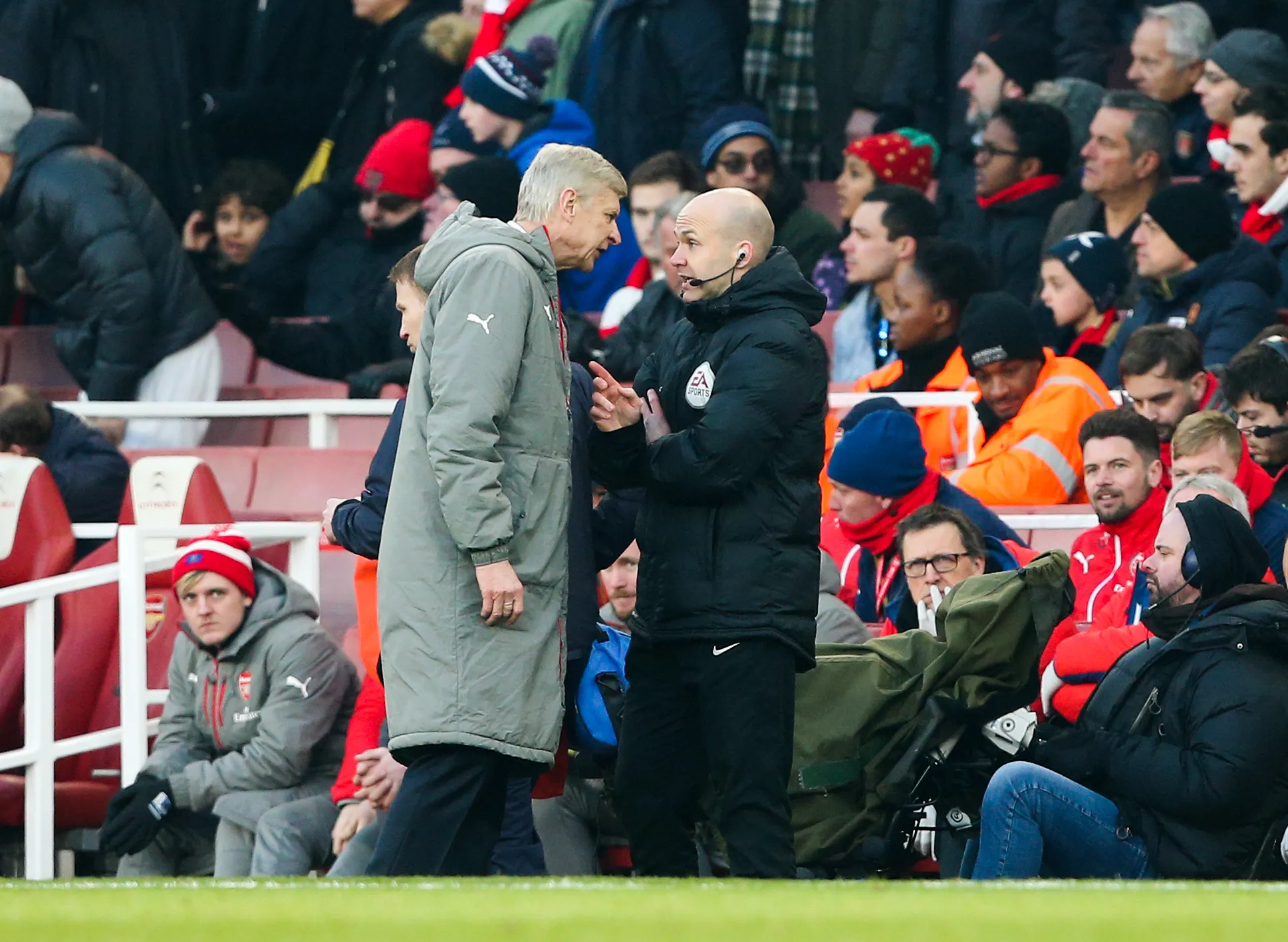 Wenger suspendu quatre matchs