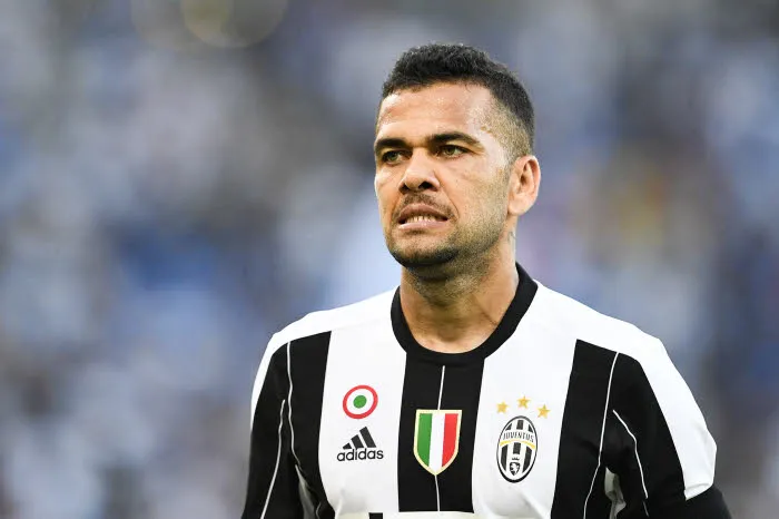 Dani Alves craque sur Instagram