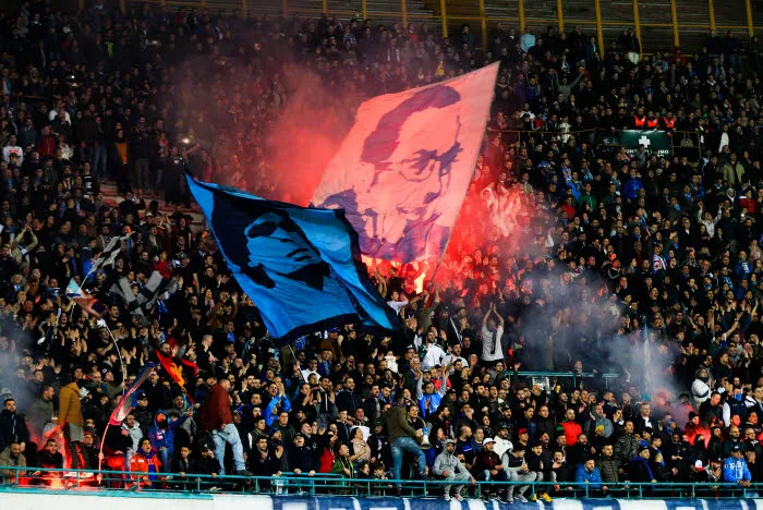 Des tifosi chantent pour empêcher le Real de dormir