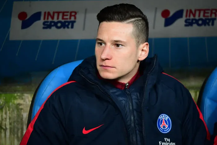 Les Parisiens discutent du match retour avec des pizzas