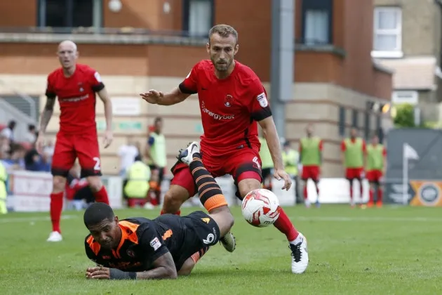 Suspendu six matchs pour avoir bousculé un ramasseur de balle