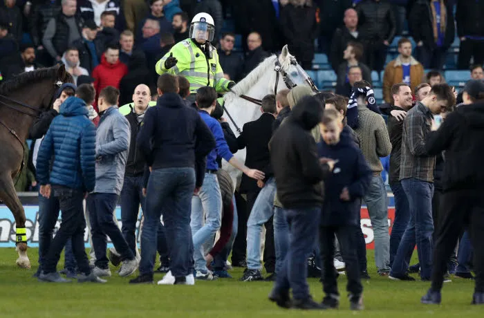 Les supporters de Millwall envahissent la pelouse