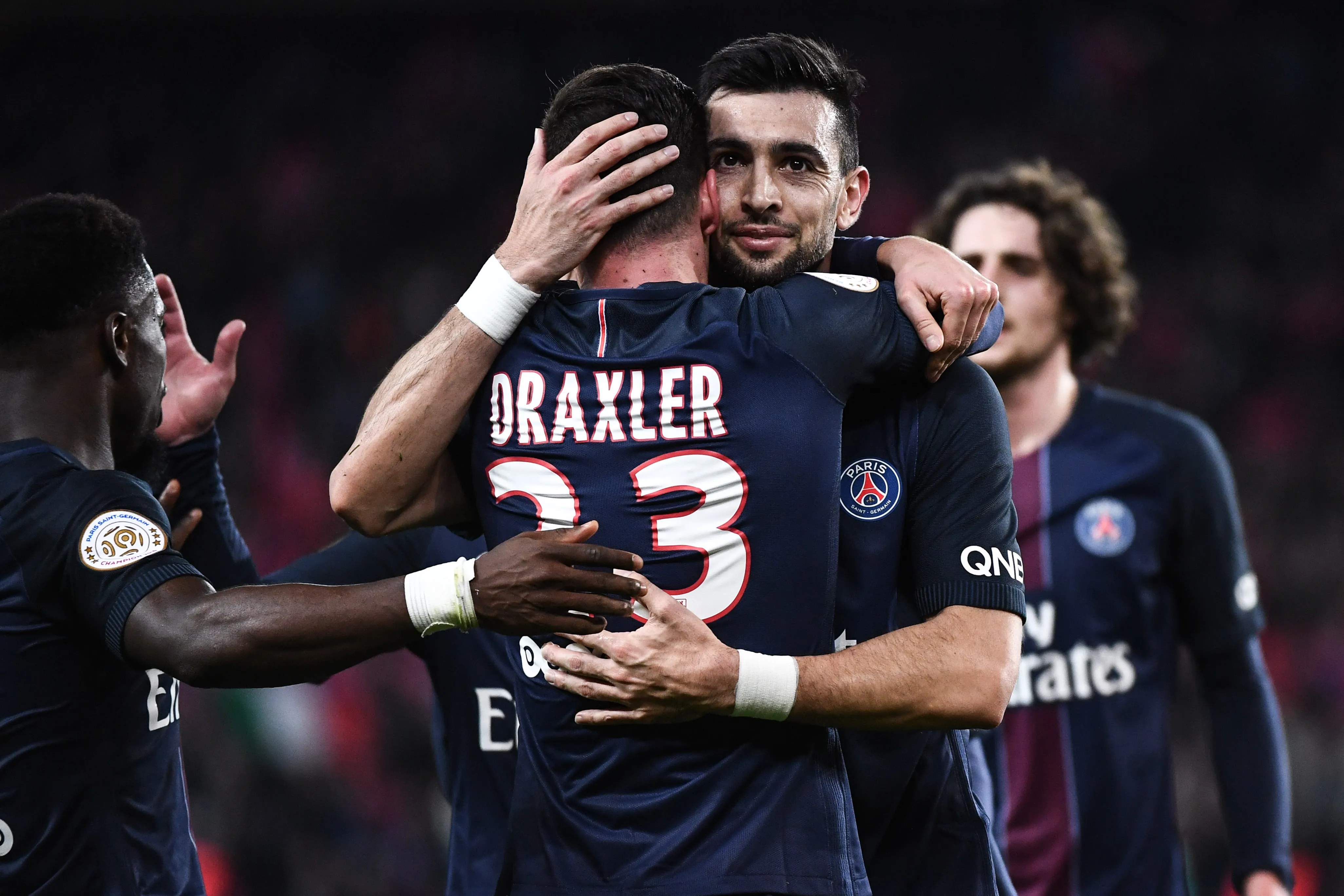 Prendre Javier par la main