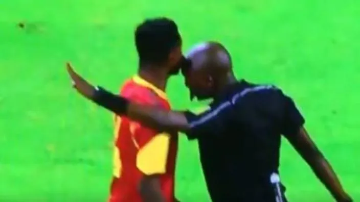 L&rsquo;arbitre distribue un coup de boule