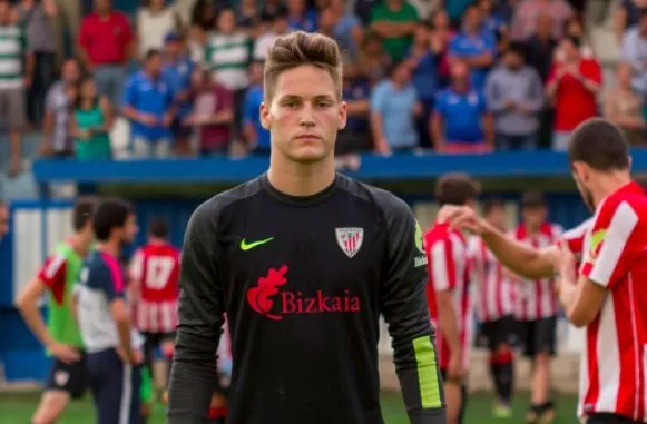 Remiro arrête une frappe et finit avec un trauma crânien