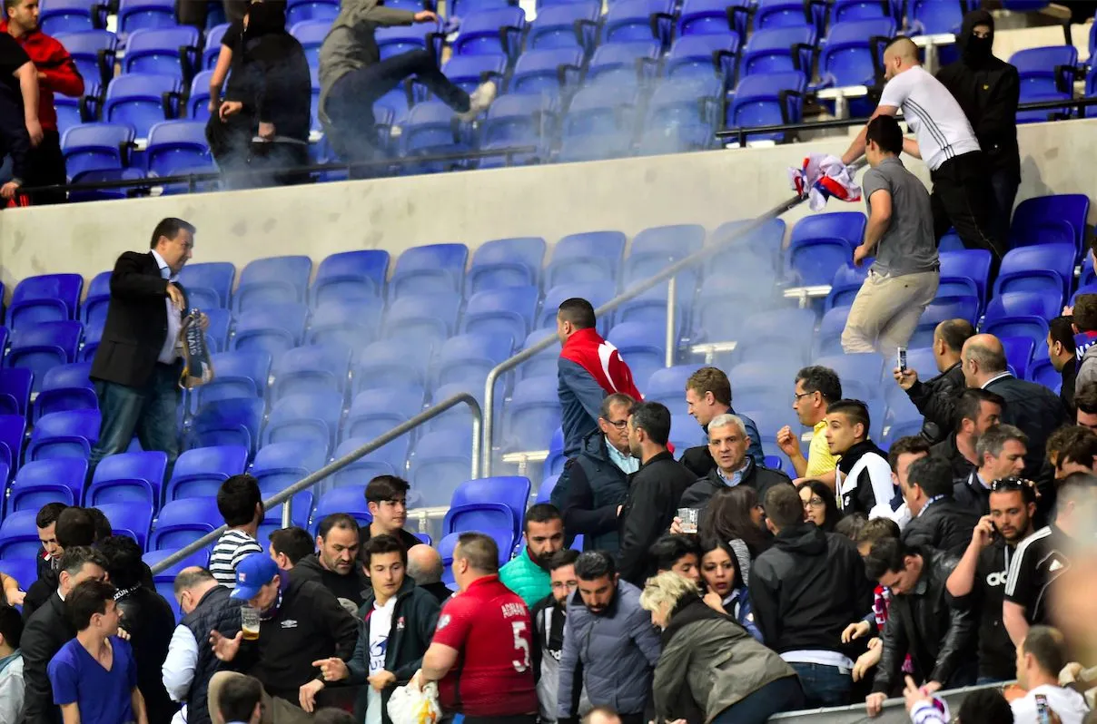 Le match démarre enfin au Parc OL