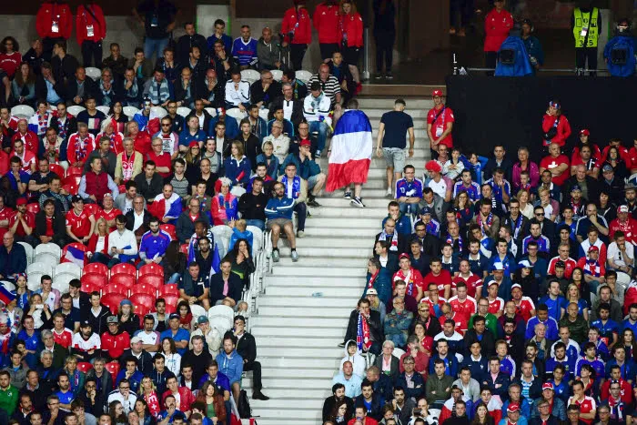 Les gens qui quittent le stade cinq minutes avant la fin