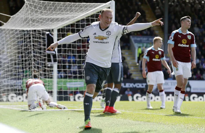 Man United met la pression sur City