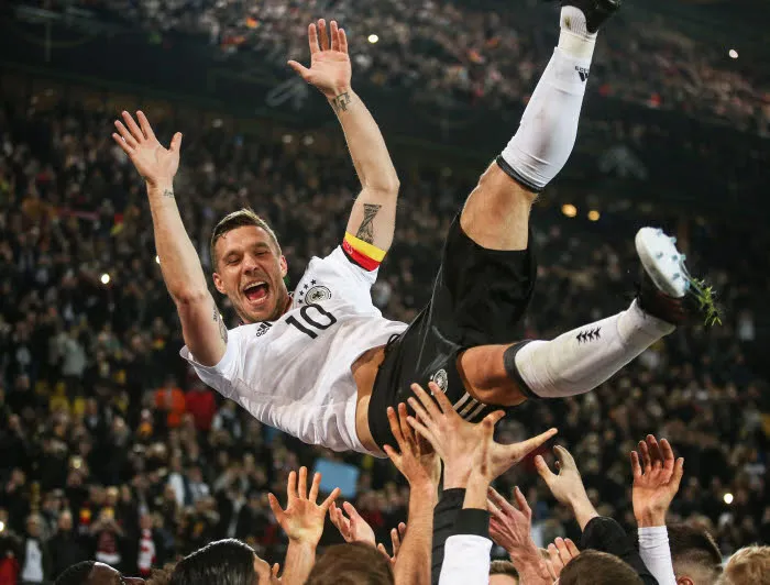 Podolski joue les Salt Bae