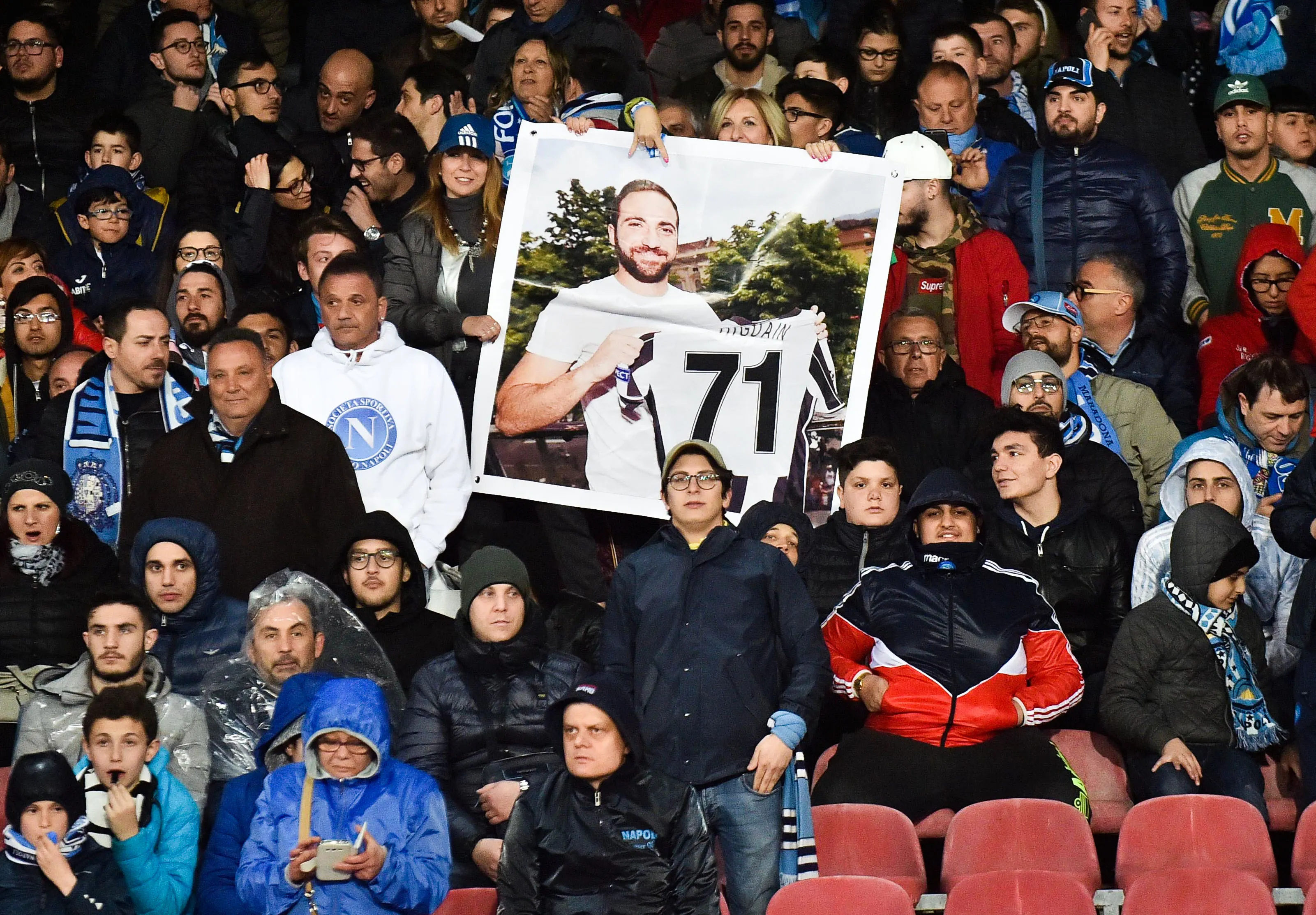 Higuaín s&rsquo;en prend à De Laurentiis