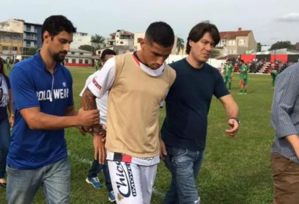 Un joueur arrêté pendant un match au Brésil