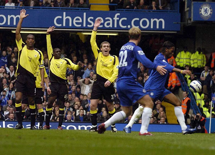 Les joueurs qui lèvent le bras tout le temps pour contester