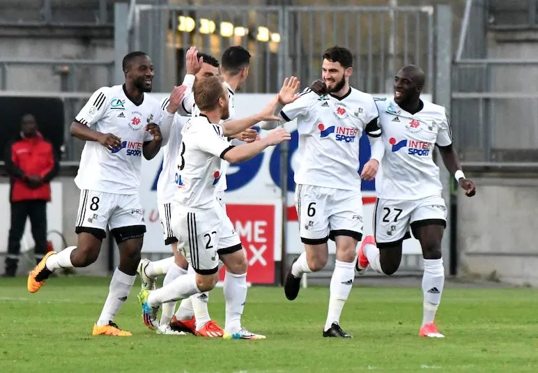 Strasbourg accroché, statu quo en bas