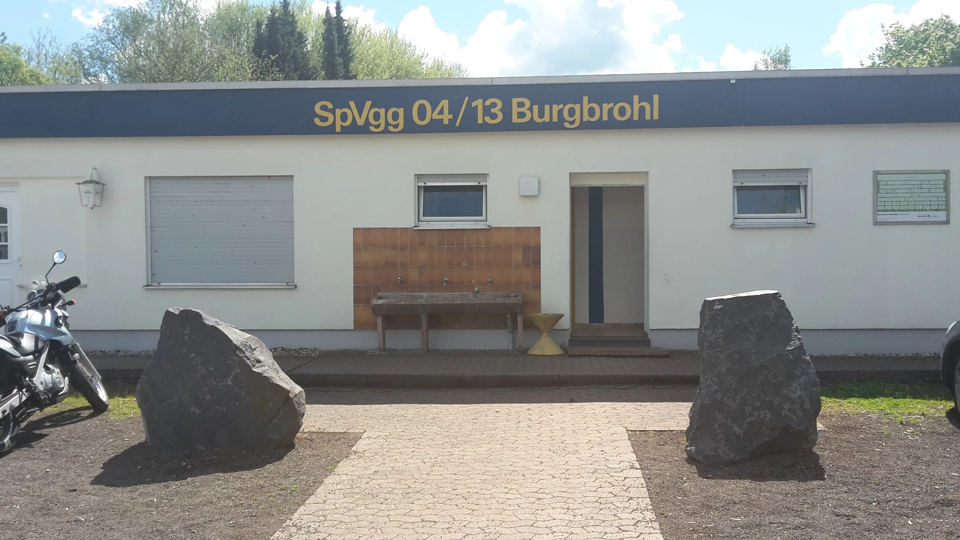 33 matchs, 1 point. 9 buts pour, 253 contre