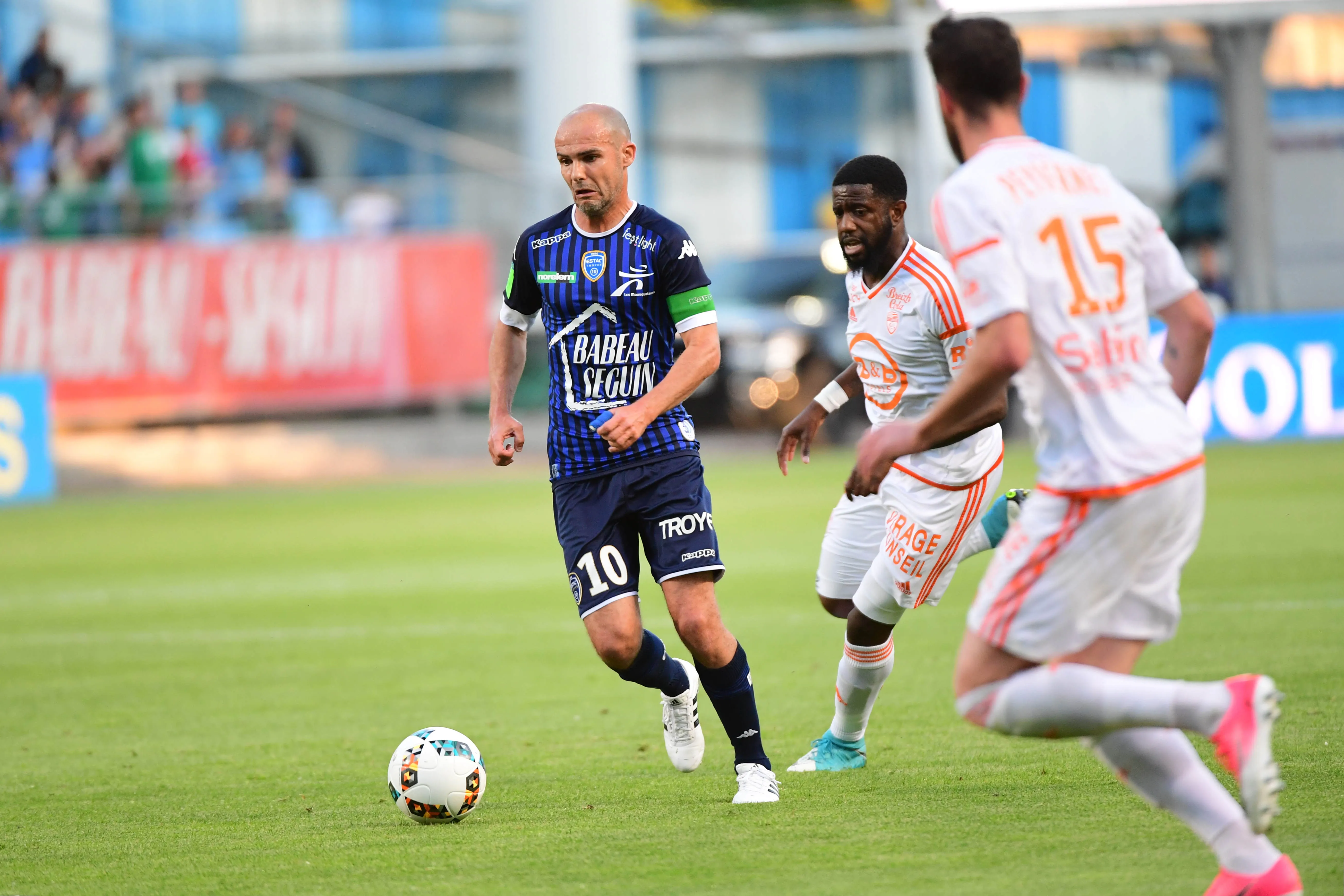 Waris égalise, Nivet arrache la victoire