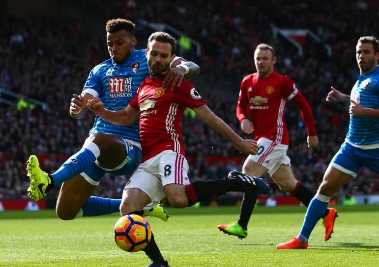 Tyrone Mings tape un foot avec des supporters