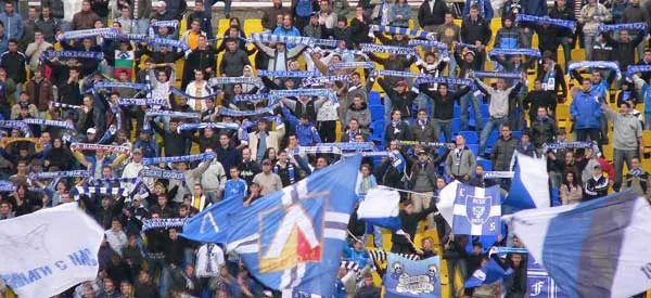 Les ultras du Levski Sofia arrachent les maillots des joueurs